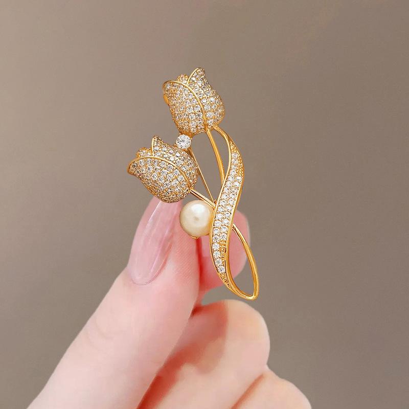 Elegante Schmetterlingsbrosche mit Perle – Damen-Modeschmuck-Anstecknadel von hoher Qualität