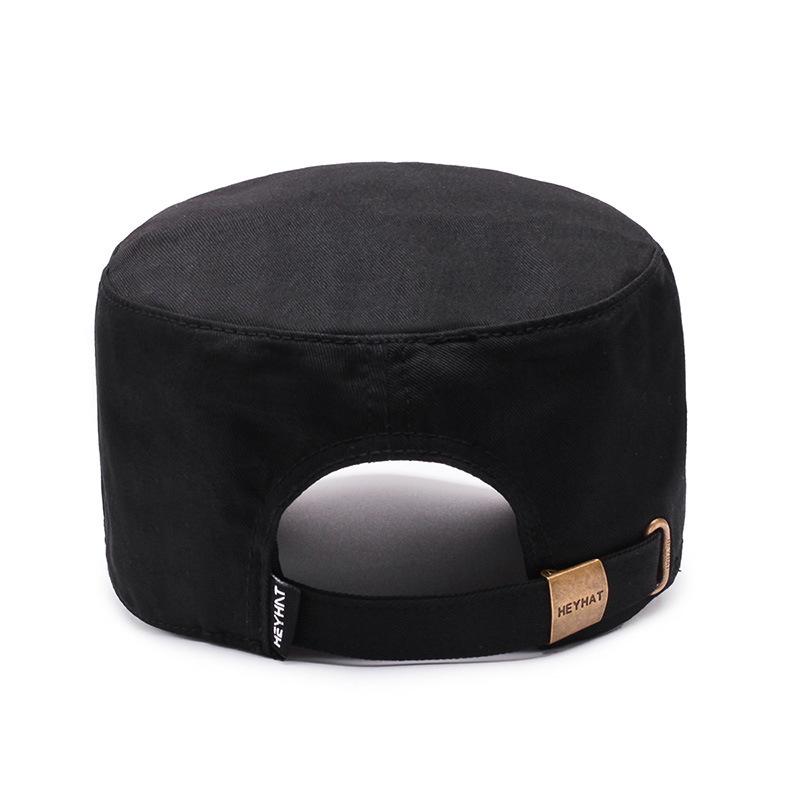 Men's Four-Season Breathable Flat Cap with Metal Logo - Outdoor Fashion Casual Sun Hat.