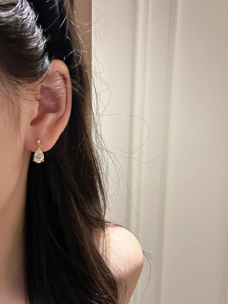 2026 New Light Luxury Exquisite High-end Design Water Drop Drill Ear Hole Earrings Temperament Earrings Cochlear Nails for Women