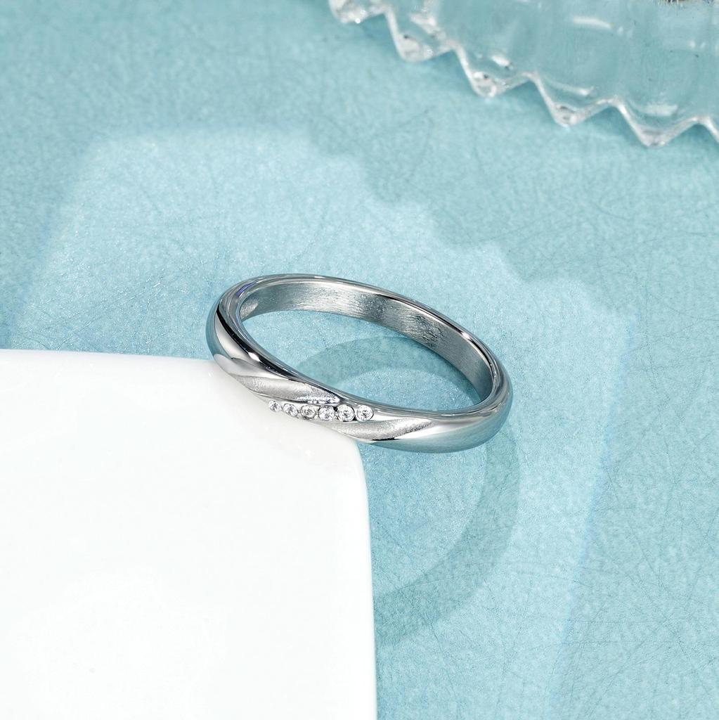 Pierścionek Möbius z diamentami z 18-karatowego złota: Luksusowa damska biżuteria ze stali tytanowej, nieblaknąca.