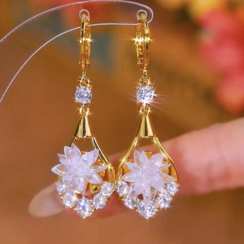 Light luxury design super flash crystal ice flower earrings fashion personality exquisite versatile stud earrings women s high-end flower earrings