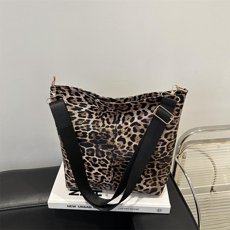 

Niche design leopard print large-capacity bag 2025 new autumn and winter messenger bag tote casual shoulder commuter bag коричневый