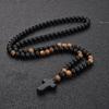 Handgefertigte schwarze Onyx-Kreuz-Halskette für Männer mit geometrischem Design und Perlenkette