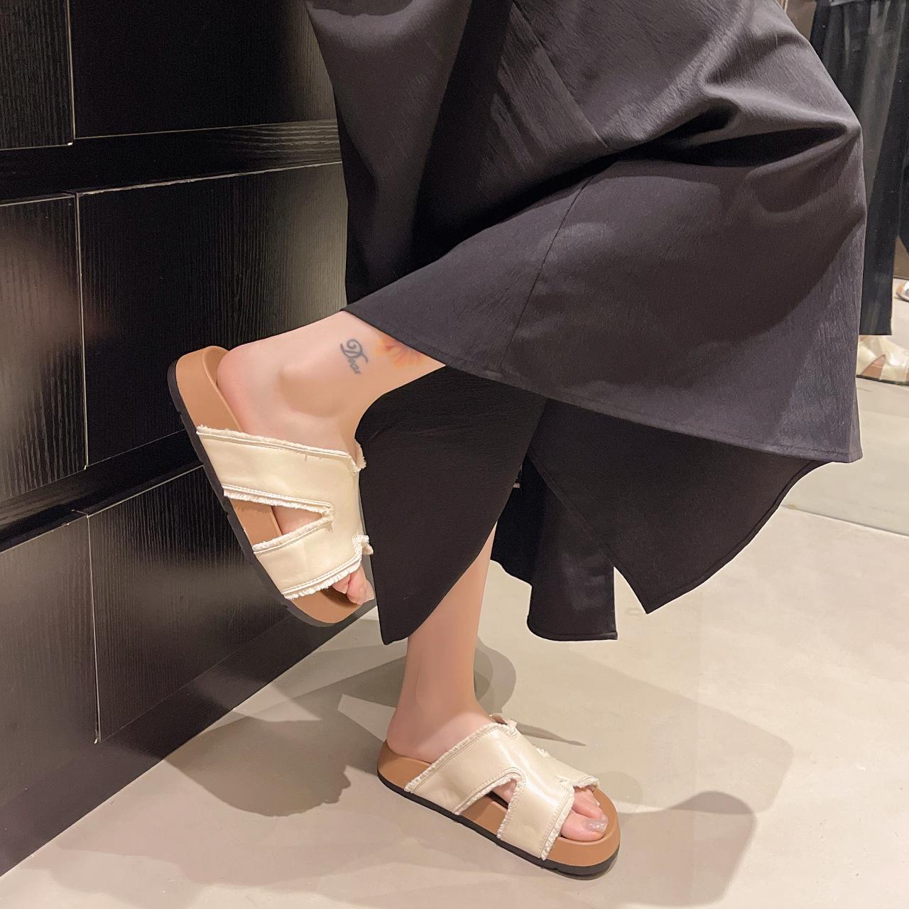 

Французские тапочки xiaoxiangfeng женские 2025 лето новые корейская версия для отдыха пляжные тапочки на плоской подошве с одной перемычкой женские 35