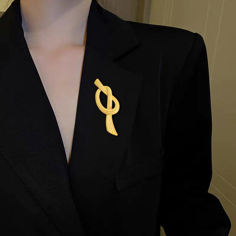 Brooch French Style Hollow Stainless Exquisite Vintage Solid Color Colorfast Luxury Bag Collar Scarf Hat Decoration Clothes Pin Lady Jewelry