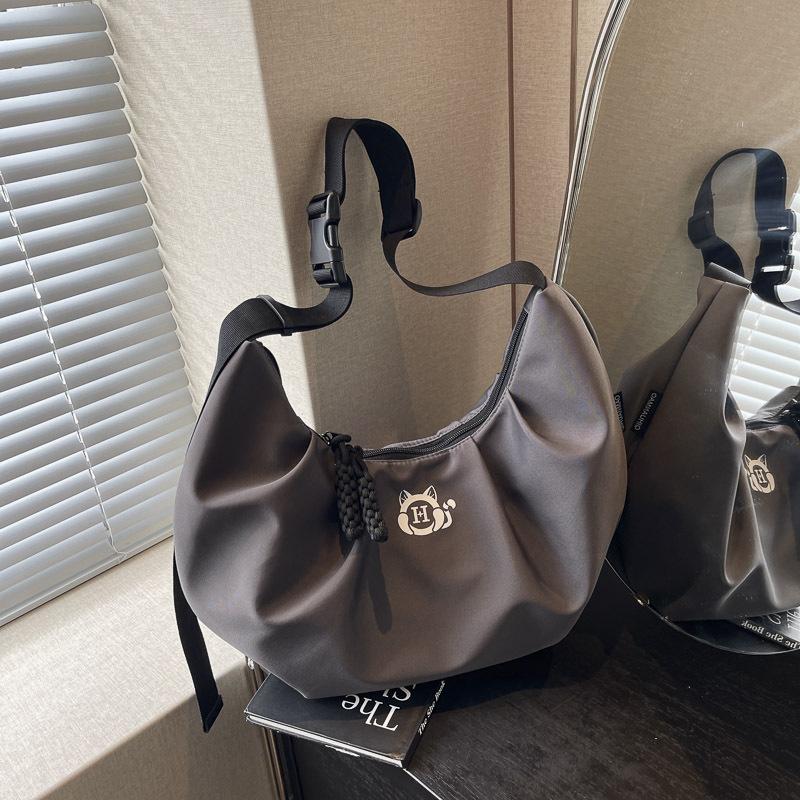 Large capacity canvas bag women's autumn and winter fashion niche design shoulder messenger bag commuter dumpling bag