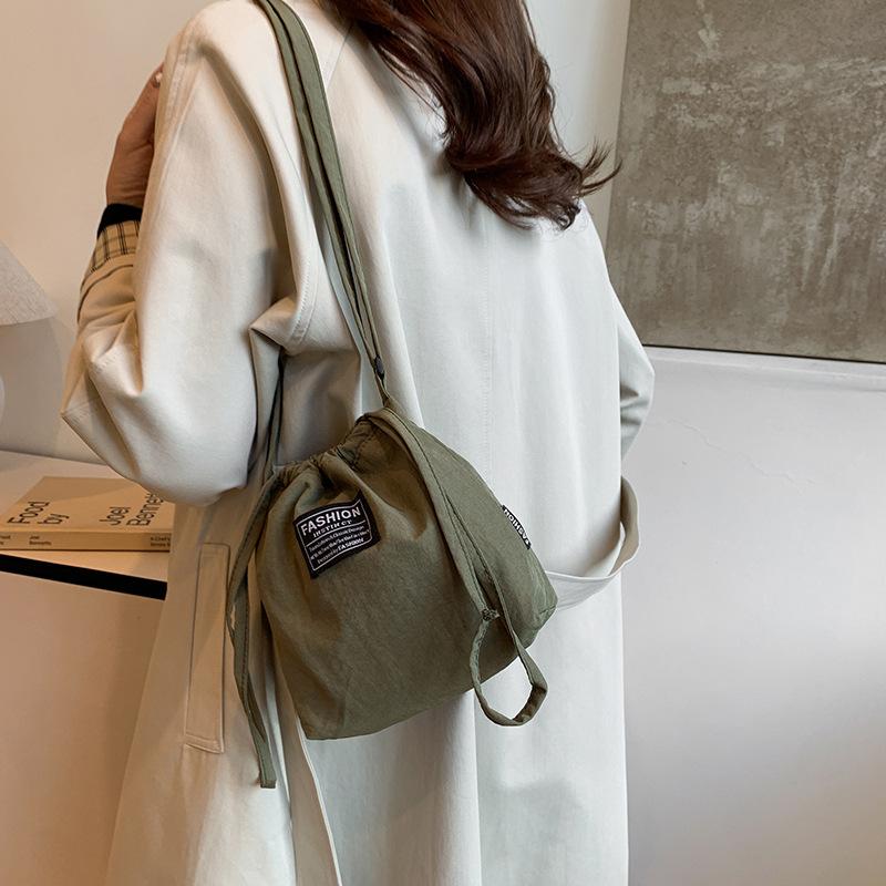 

2025 новая мода ретро сумка через плечо мессенджер женская нишевый дизайн красивая простая повседневная сумка-ведро зелёный