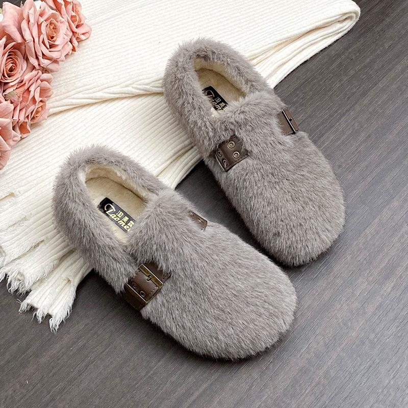 

Women with one foot of fluffy shoes wear new velvet warm Doudou shoes in winter, comfortable lazy soft sole large size cotton shoes women 43 серый