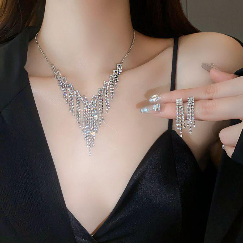 Retro Rhinestone Floral Jewelry Set: Elegant Stud Earrings & Luxury Clavicle Necklace