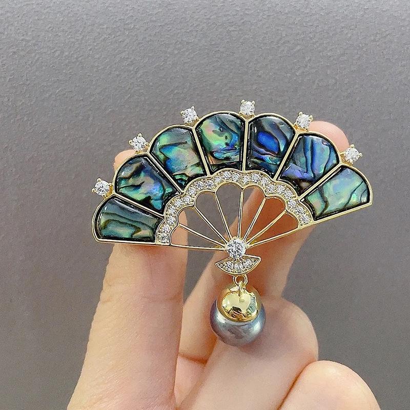 Broche Éventail Style Palais Plaqué Or Coquille d'Abalone avec Zircon et Perle