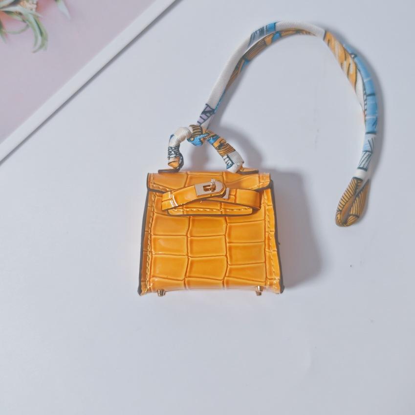 

Мини Украшение Булочка из Сладкого Картофеля Желтый Сатин Деликатный Орнамент Булочка-Монетка Высококлассный Брелок для Ключей Автомобиля Украшение Интерьера Автомобиля 6.5x2.5x8cm жёлтый