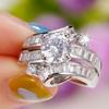 Huitan Neues Hochzeitsaccessoire Damenringe Luxus Gepflastert Geometrisch Zirkonia Funkelnde Verlobungsantragsringe für Liebende Mode
