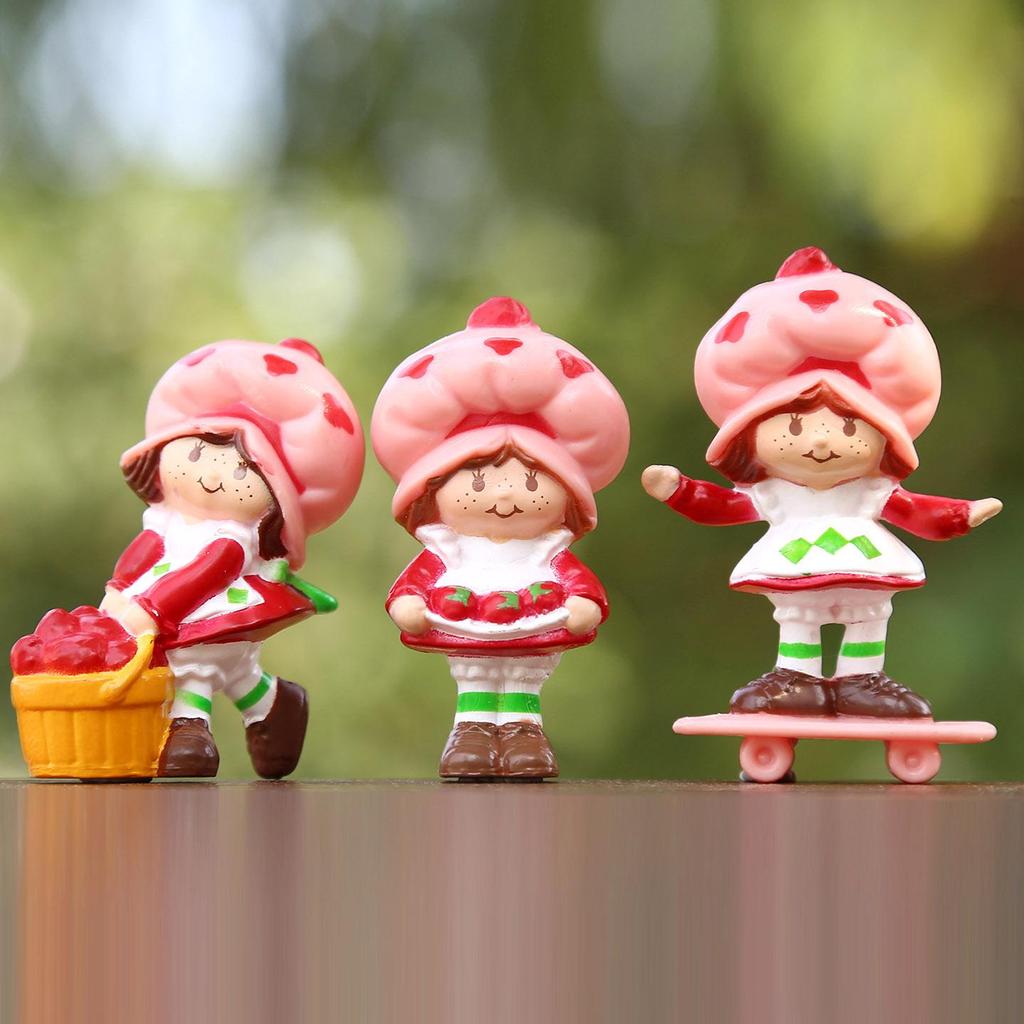 Anime Strawberry Girl Doll Blind Box: Creative Pink Desktop Decoration Ornament.