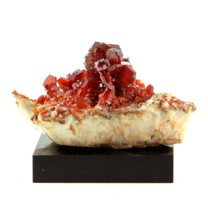 Pierres et Minéraux. Vanadinite. 628.0 ct. Mibladen Mining District, Midelt, Maroc.