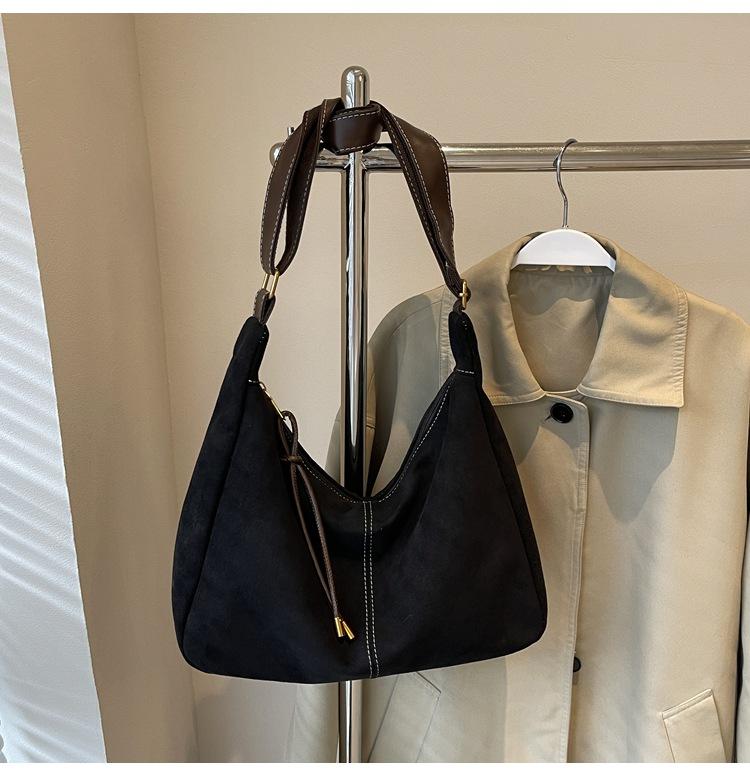 

Модная сумка с мягкой лицевой стороной женская 2024 новая осенне-зимняя нишевая сумка-мессенджер на одно плечо под мышку популярная сумка-тоут чёрный