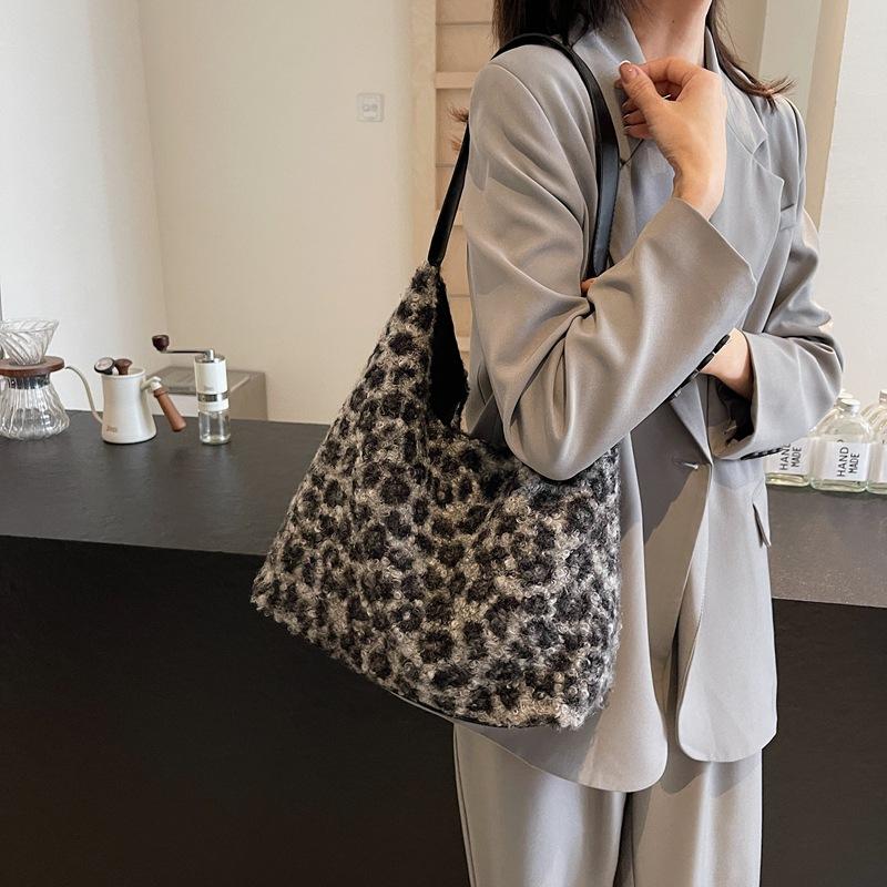 

Winter plush bag women s 2025 new fashion leopard print underarm bag casual large capacity shoulder tote bag 36*12*32 чёрный