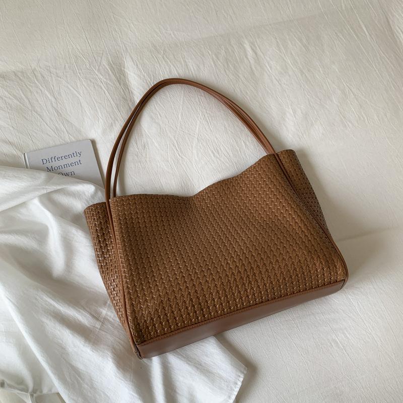 

Large capacity tote bag women s bag new Korean version fashion woven shoulder handbag high-end commuter armpit bag коричневий