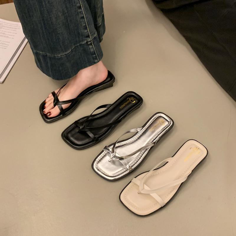 New Comfortable Beach Flip Flops for Women Lightweight Soft Sole Flat Slippers Woman Fashion Silver Clip Toe Outdoor Slides