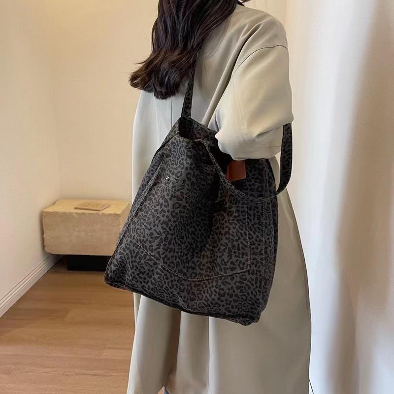 Large capacity leopard print tote bag for women,fashiable and versatile shoulder bag,new minimalist and persalized commuting