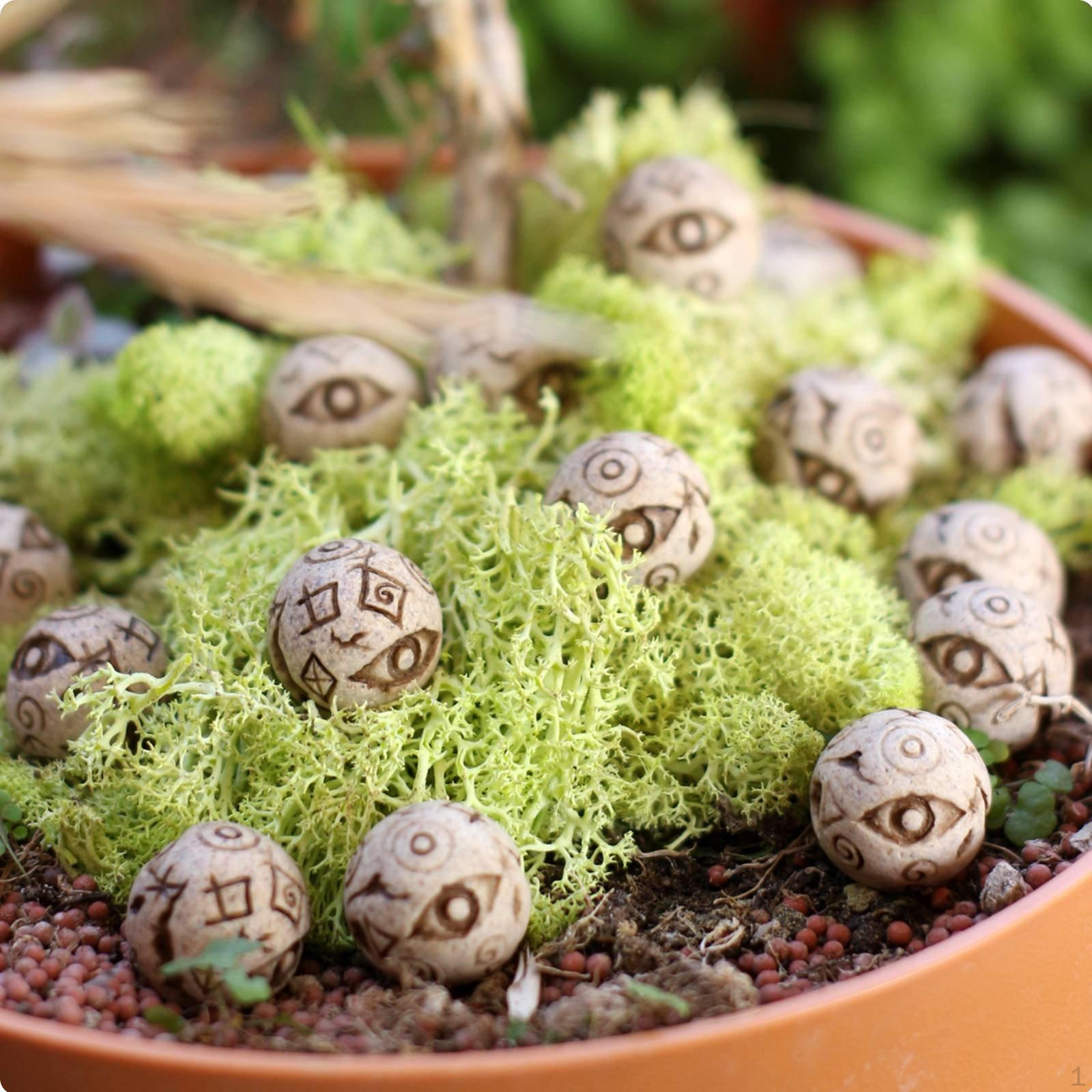 20 Pieces Eye Pattern Decorative Stones Creative Design Carved Resin Orbs Weather Resistant