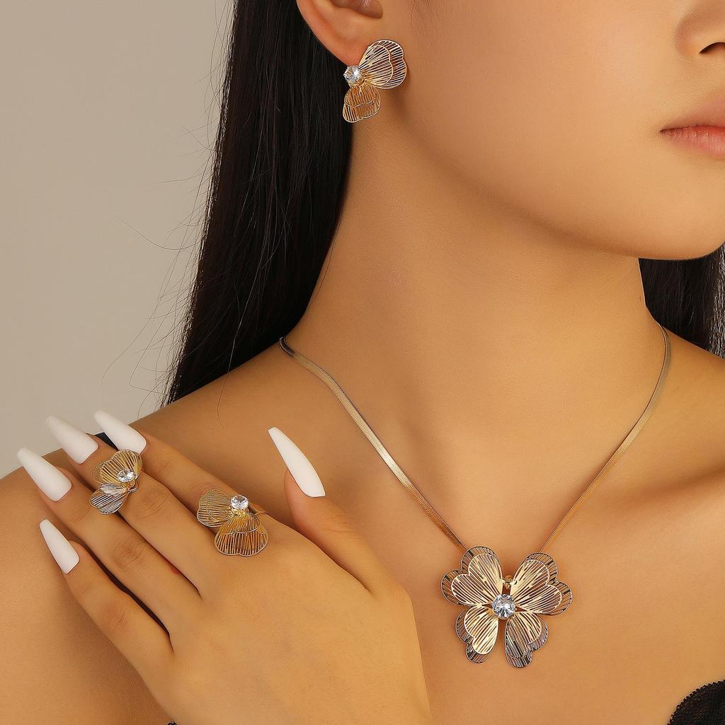 Vynikající 3D duté náušnice s květinami a náhrdelník - Elegantní evropský a americký design šperků pro ženy