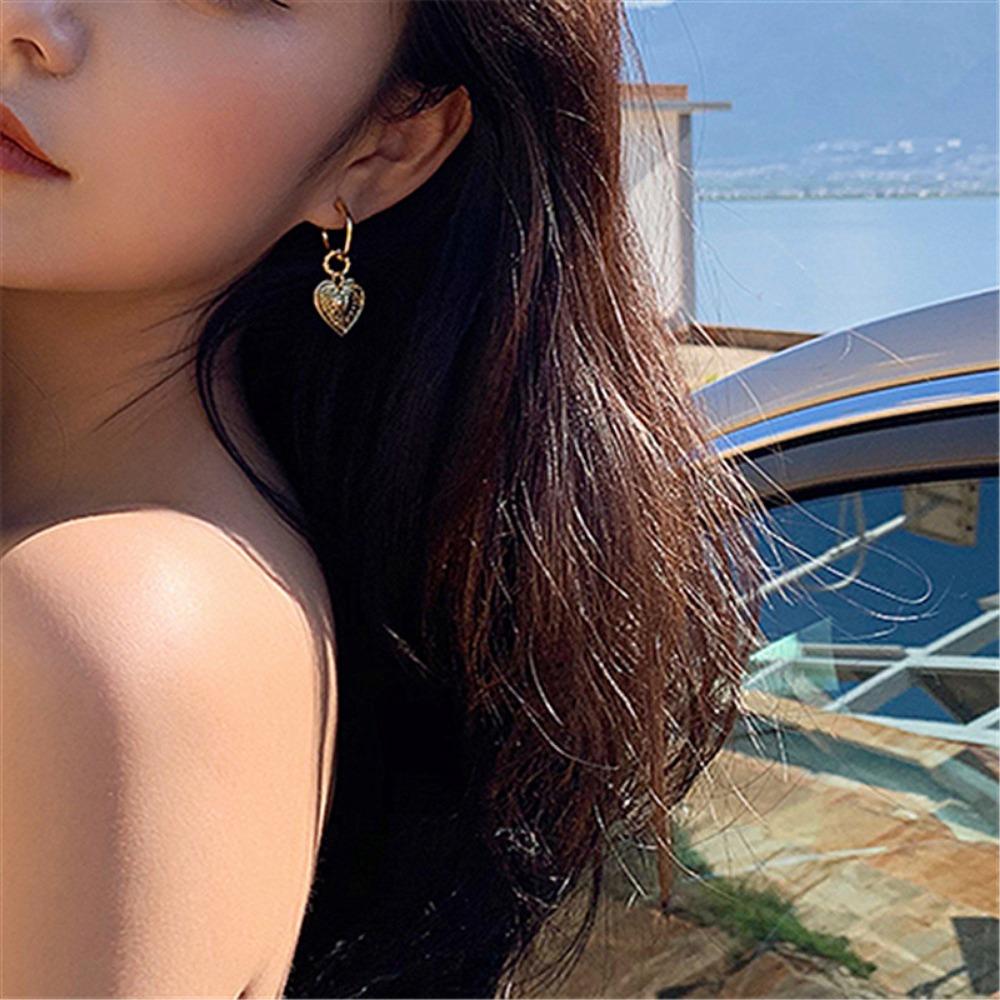 Cercei cu pandantiv dragoste cu textura sculptată retro Cercei cu temperament feminin