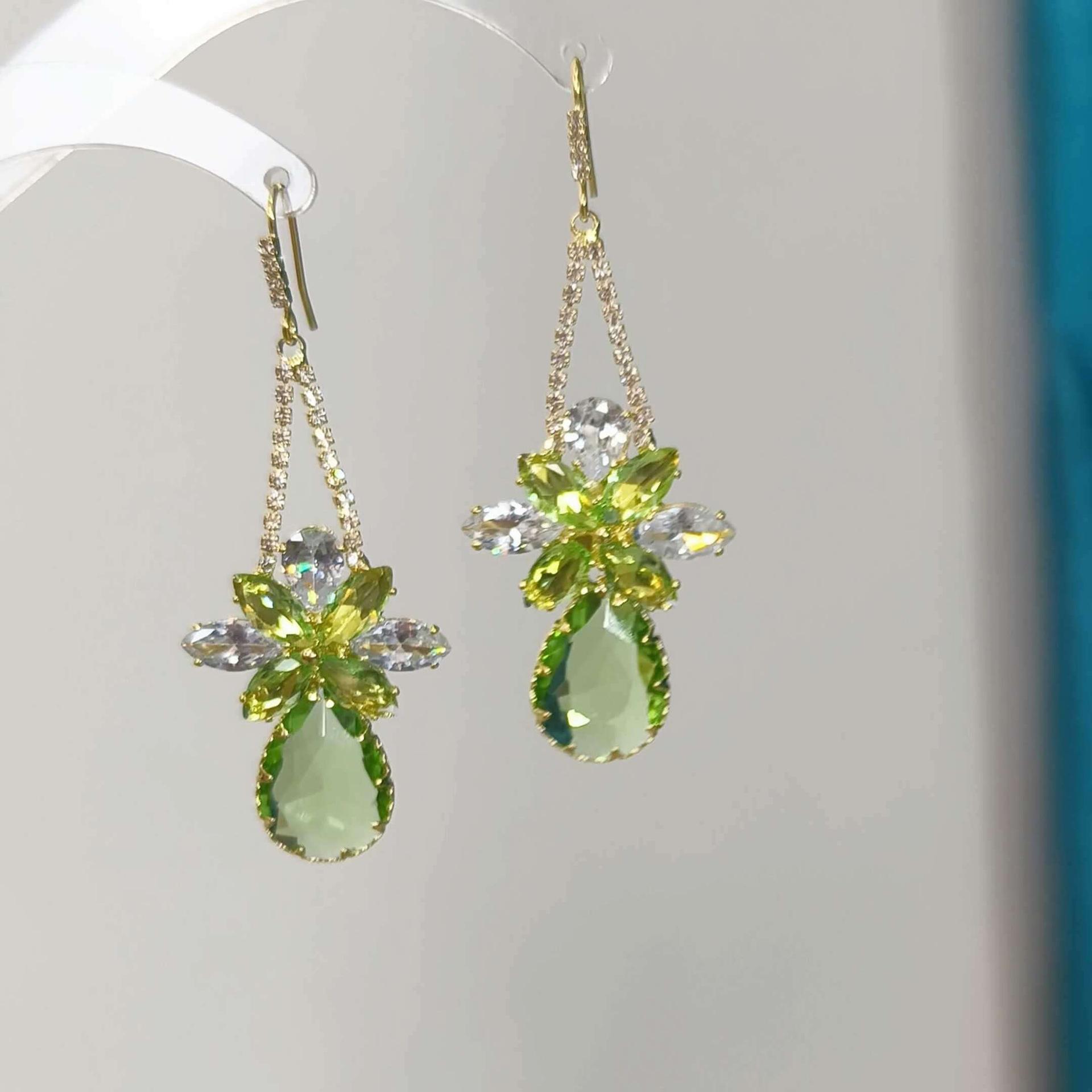

Zircon flower water drop pendant, ear hook, retro court style earrings, women s light luxury high-end earrings, design sense niche