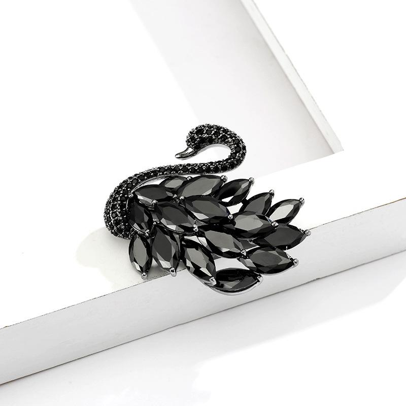 Spot 2025 новая модная брошь-лебедь из сплава с инкрустацией бриллиантами и жемчугом, животная практичная брошь, производитель