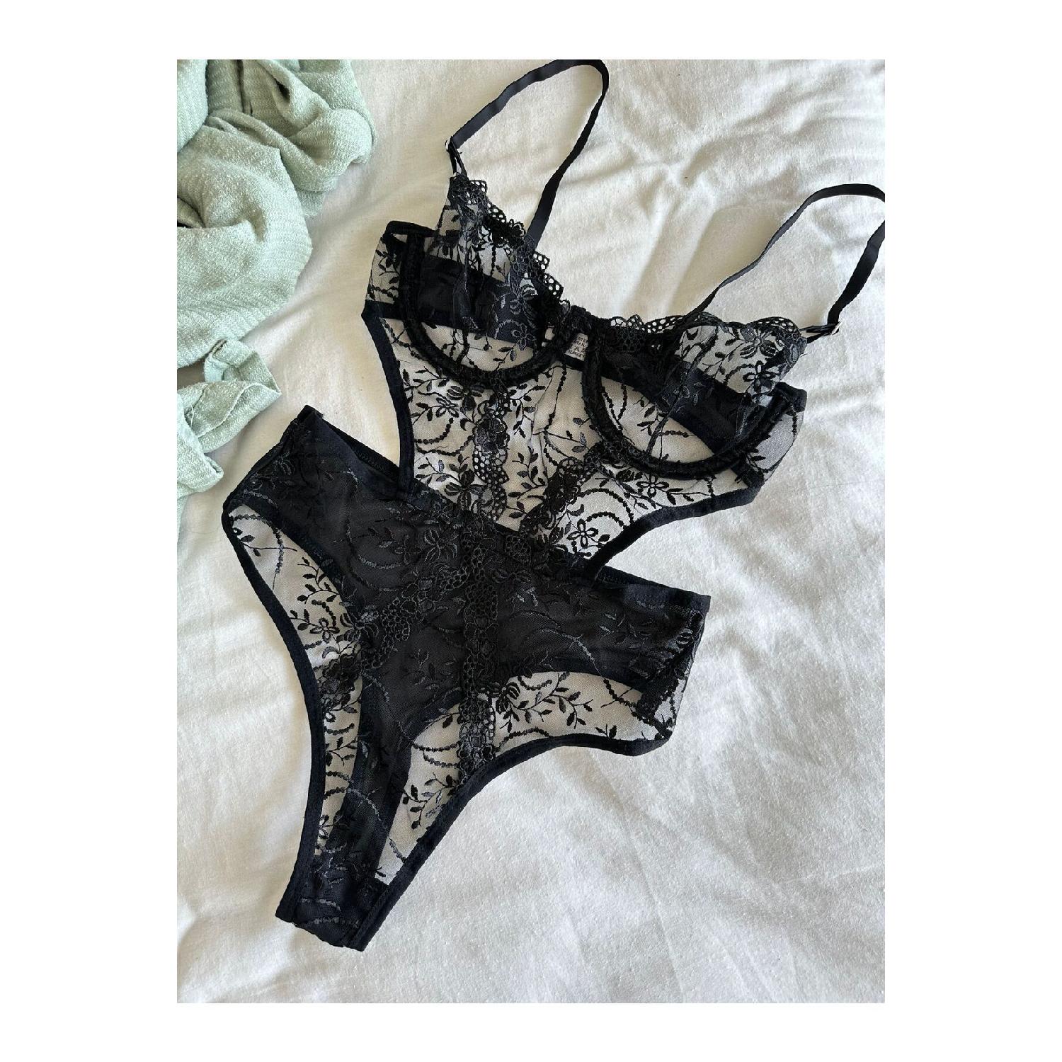 

Black Embroidered Bodysuit 75B бордовий