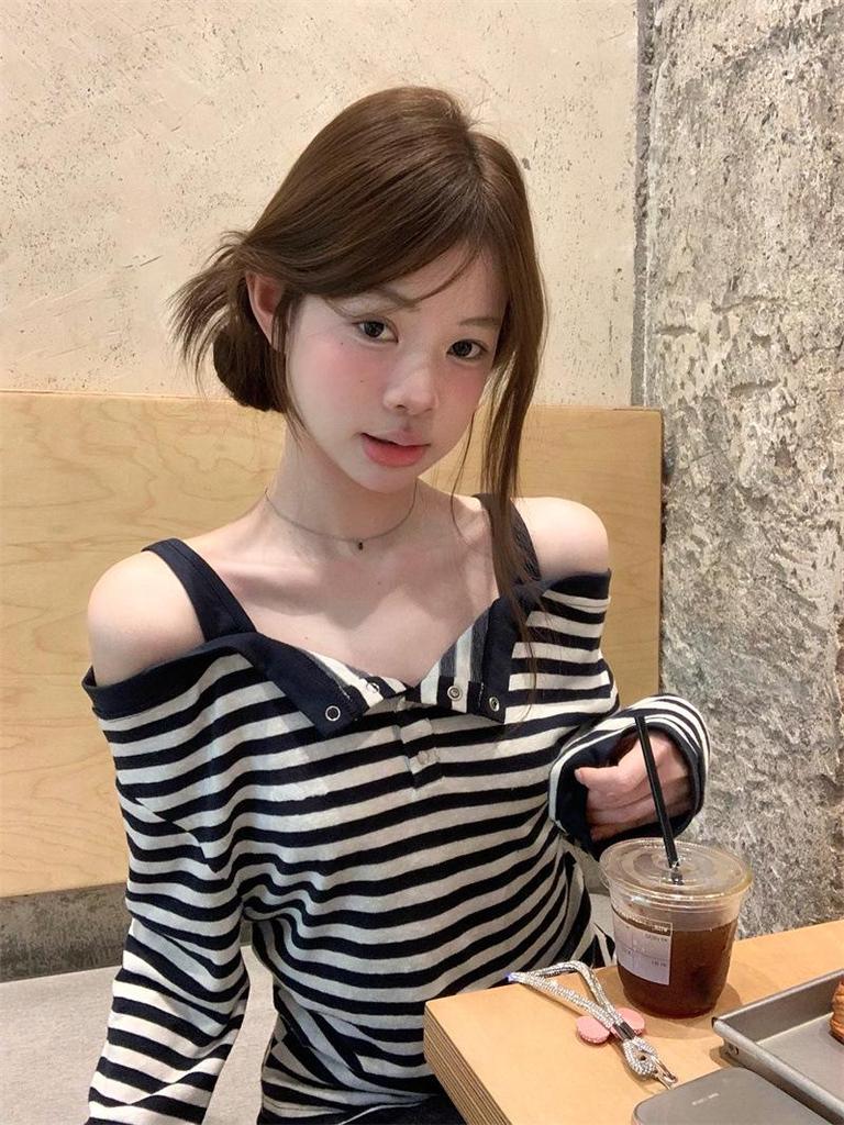 Autumn 2026 Off-Shoulder Striped Long-Sleeve Women's T-shirt - Loose Fit & Slimming Design