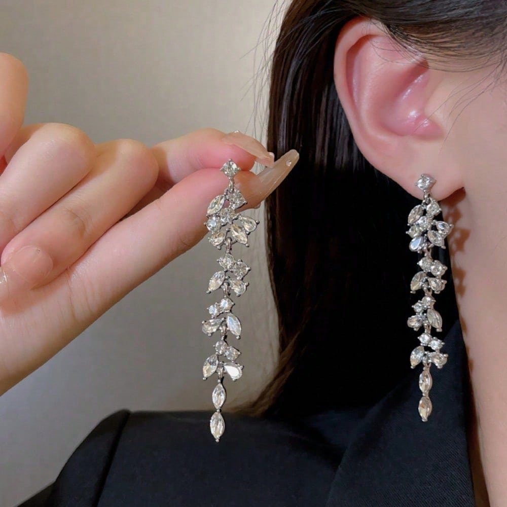 1 Pair Of Light Luxury Niche Rhinestone Earrings, Long Tassel Dynamic Earrings, Versatile For Dating And Commuting
