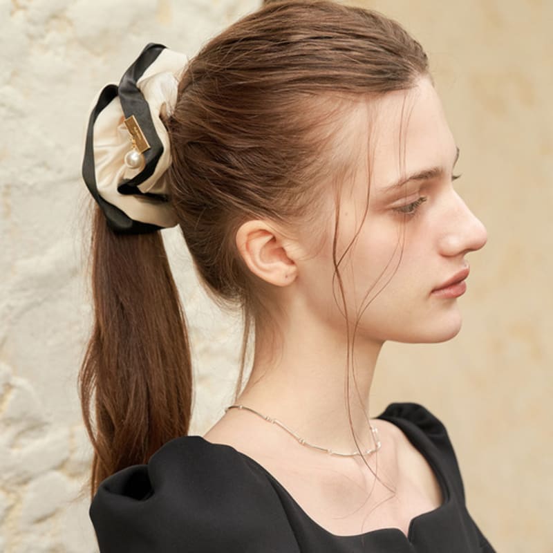 FLOWOOM Flove Point Pearl Scrunchie