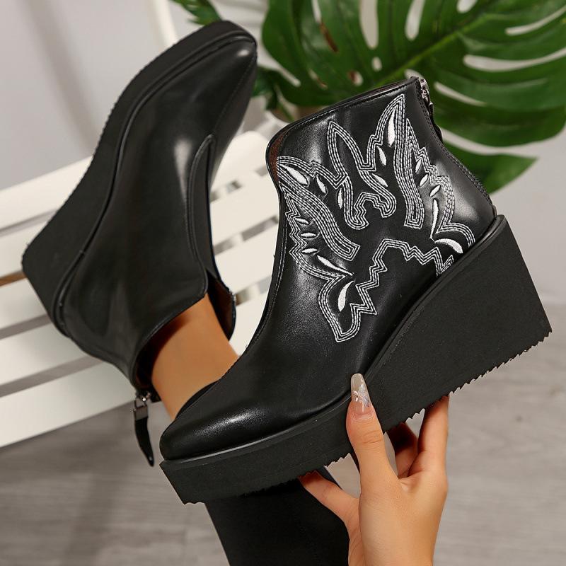 

Fashion Large Size Women Ankle Boots Autumn Winter New Item Retro Embroidery Retro Short Leather Boots Platform Shoes 42
