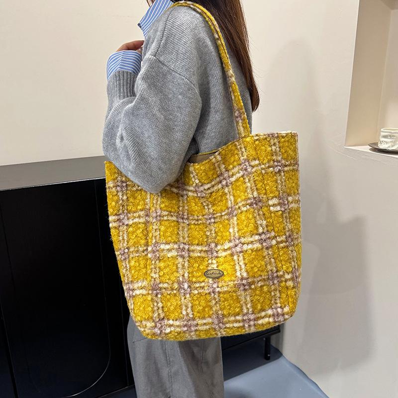 New Autumn Winter Fluffy Tote Crossbody Bag Fashi Plaid Textured Casual Shoulder Bag Large Capacity Casual Simple Storage Bag