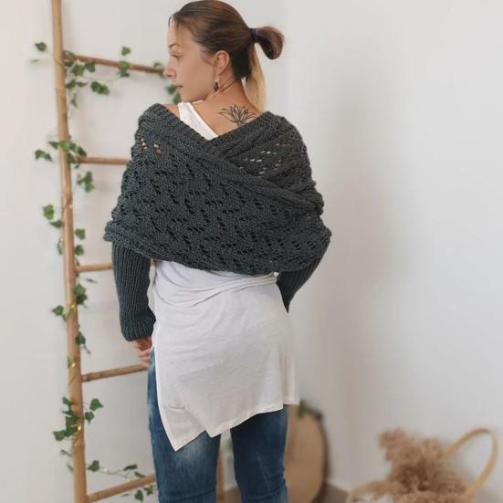 Pletená kabelová zavinovací šála s rukávy Šála v měkkém bohémském stylu Dutý vzor háčkování Cross Wrap Šála Svetr Wrap