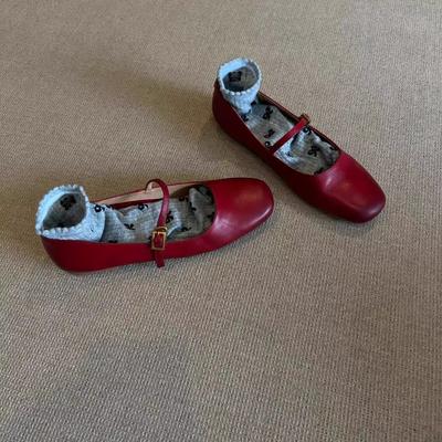 Koreanische Tochter Retro-Stil runder Kopf Ein-Wort-Schnalle rote Ballerina Mary Janes Pendler-Flats