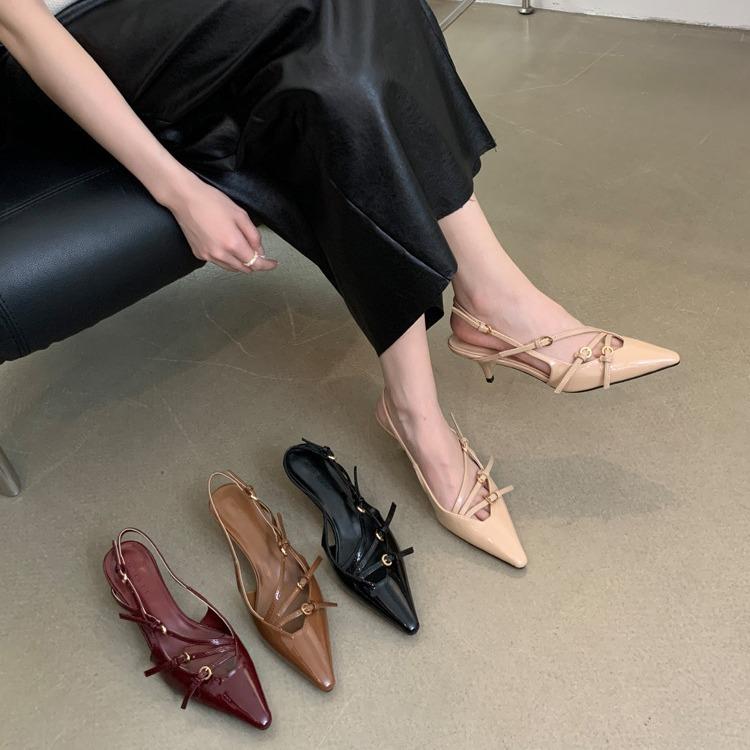 Neue Baotou Lackleder Ein-Wort-Schnalle Einzelne Schuhe Dünner Absatz Baotou Sandalen Damen Sexy Schwarze Seide Spitz High Heels