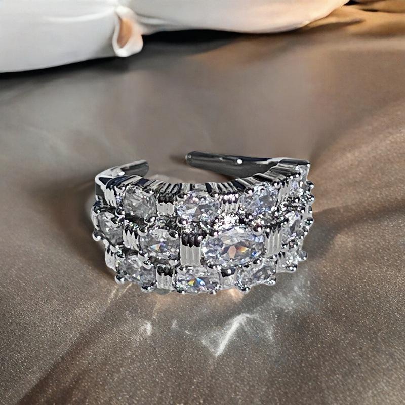 Luxuriöser Schlangenring mit vollem Diamantbesatz: Glänzende, Hochwertige Offene Kupfer Münze für Damen