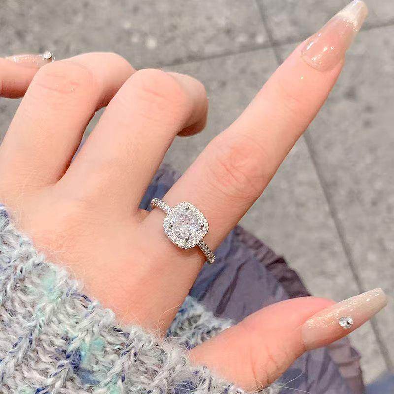 Kleiner kubusförmiger Ring für Damen, Eleganter schlichter Ring für Damen, Ring für den kleinen Finger mit tropfenförmigen Diamanten.