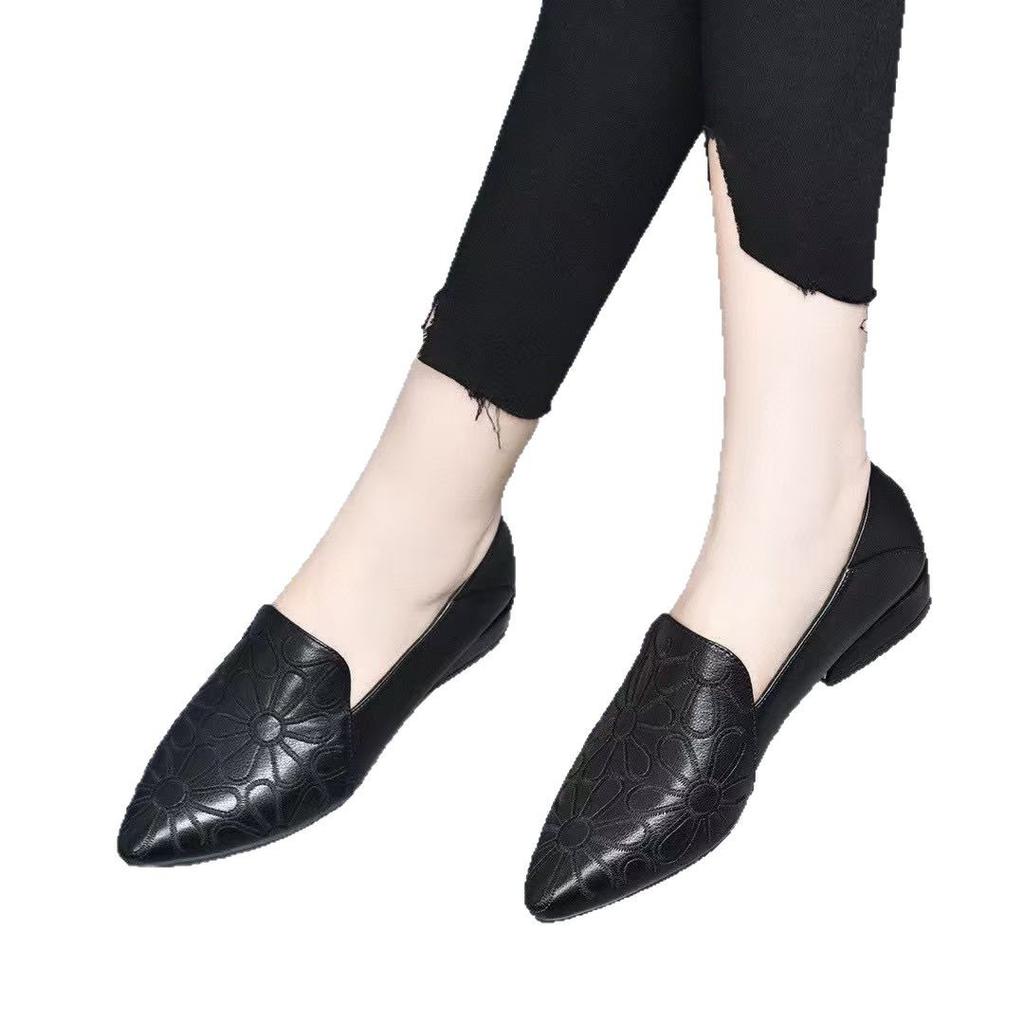 Internet celebrities popular soft leather low heel spring and autumn embroidered single shoes women's deep mouth pointed heel fashion versatile mi