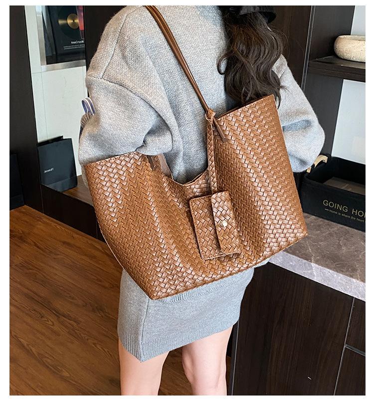 Woven bag women's large-capacity 2025 new autumn and winter retro shoulder bag high-quality texture commuter tote bag