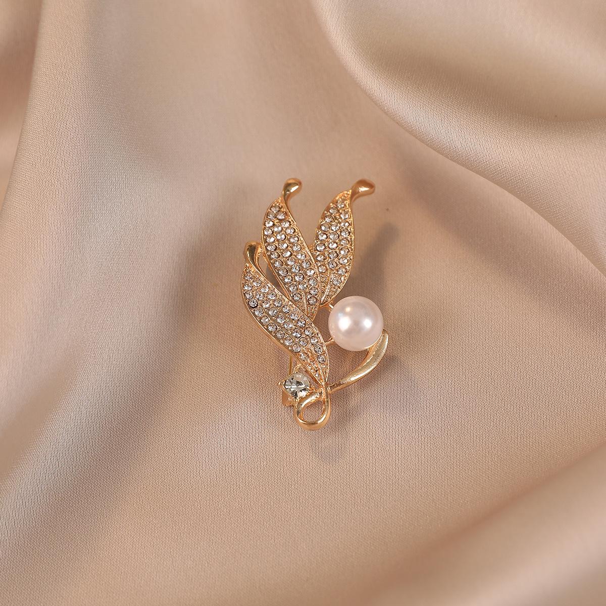 

Лист Брошь высокого класса с чувством изысканности и дизайном в стиле легкой роскоши — это нишевая брошь для женских пальто.