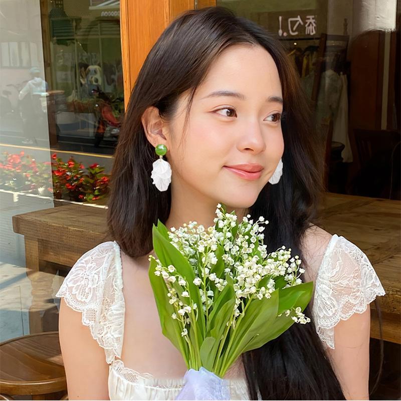 French sweet petal fringed earrings women's niche design petal stud earrings super fairy vacation style high-end earrings