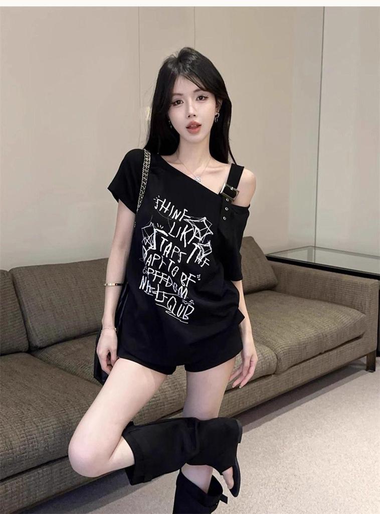 Women's Slim-Fit Spicy Girl One-Shoulder Letter Print Top, Short Sleeve, Fake Two-Piece, Perfect for Summer Commutes.