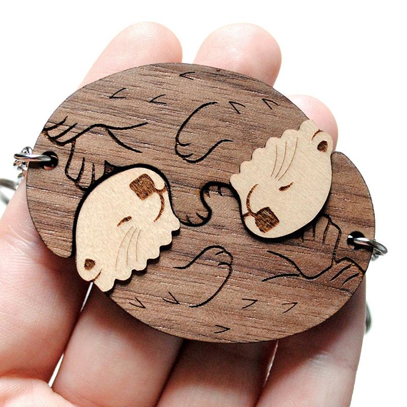 2/4Pcs Wooden Otter Couple Keychains Creative Interlocking Otter Pendant Set Backpack Key Decorations 1