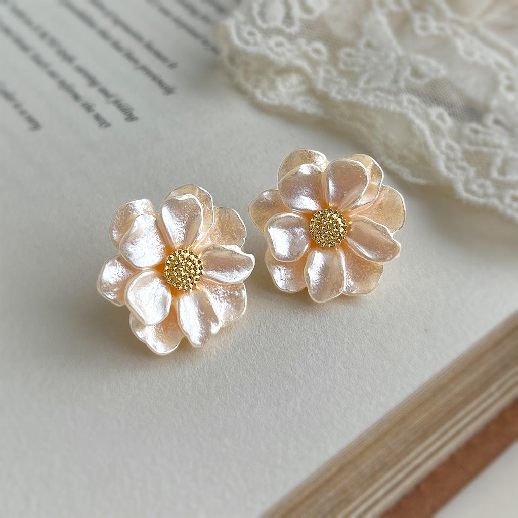 18K Gold Plated Resin Camellia Stud Earrings, Sweet Fresh Flower Earrings for Women Elegant Daily Jewelry