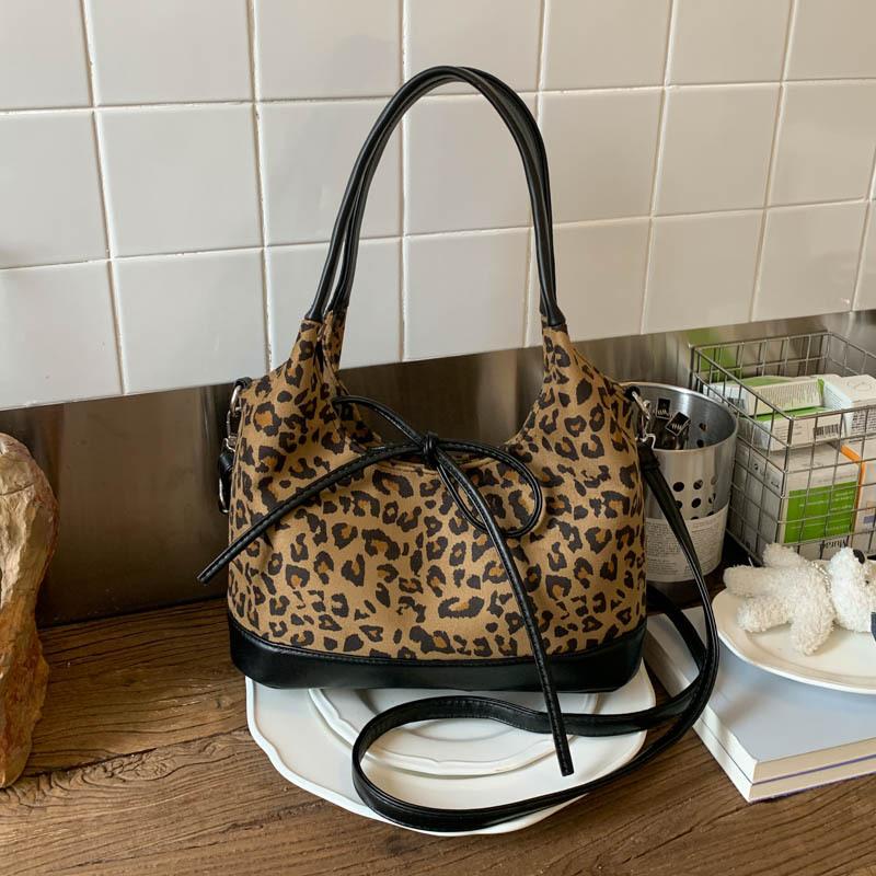 Leopard print bag women s autumn and winter 2025 new versatile messenger bag retro popular this year shoulder bucket bag