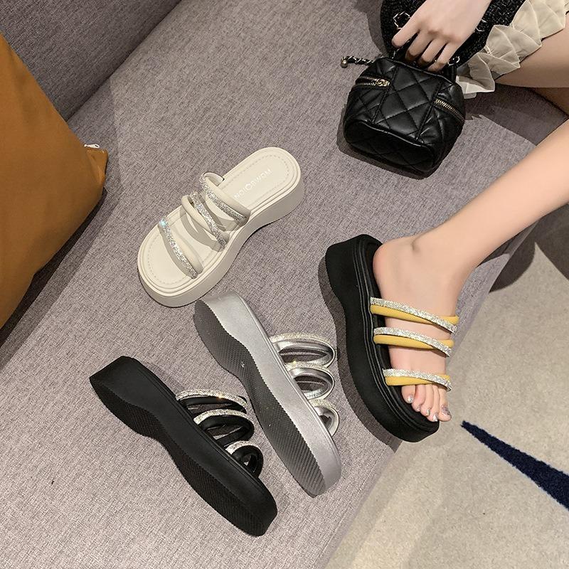 Thick-bottomed Cool Slippers Women's Summer New Fashion Rhinestone Muffin Bottom Casual Beach Slippers