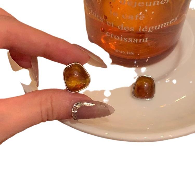 Latte Retro Brown Stud Earrings, Women's Bestselling Autumn/Winter 2024 High-End Ear Clips