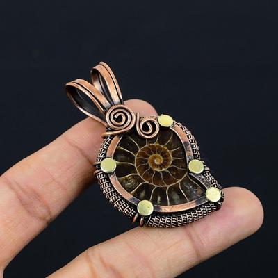 Gioielli con ciondolo fatti a mano di design avvolti in filo di rame puro con pietre preziose fossili di ammonite
